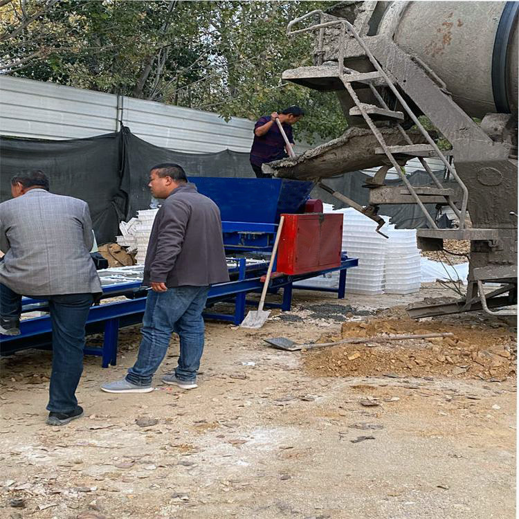 現(xiàn)場罐車正常出料，進入到預制件設備料斗內(nèi)